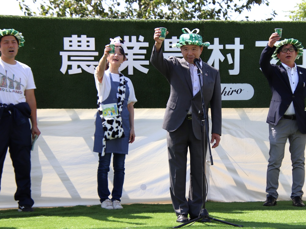 釧路地区農協酪農畜産対策協議会 大畑 成市 副会長の音頭で来場者と牛乳で乾杯