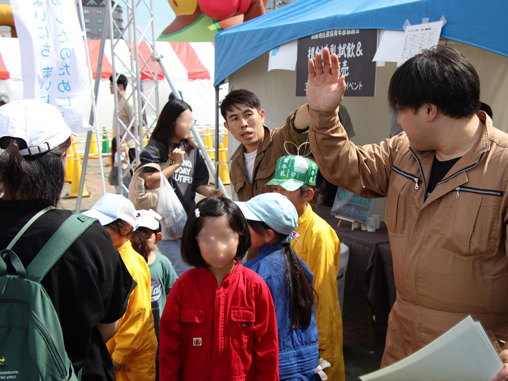 「酪農家のお仕事体験」では現役の酪農家が先生に