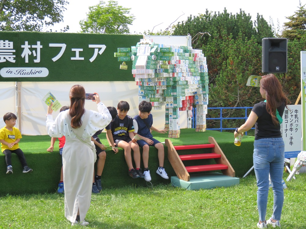 ジャンボ牛と記念撮影する子どもたち