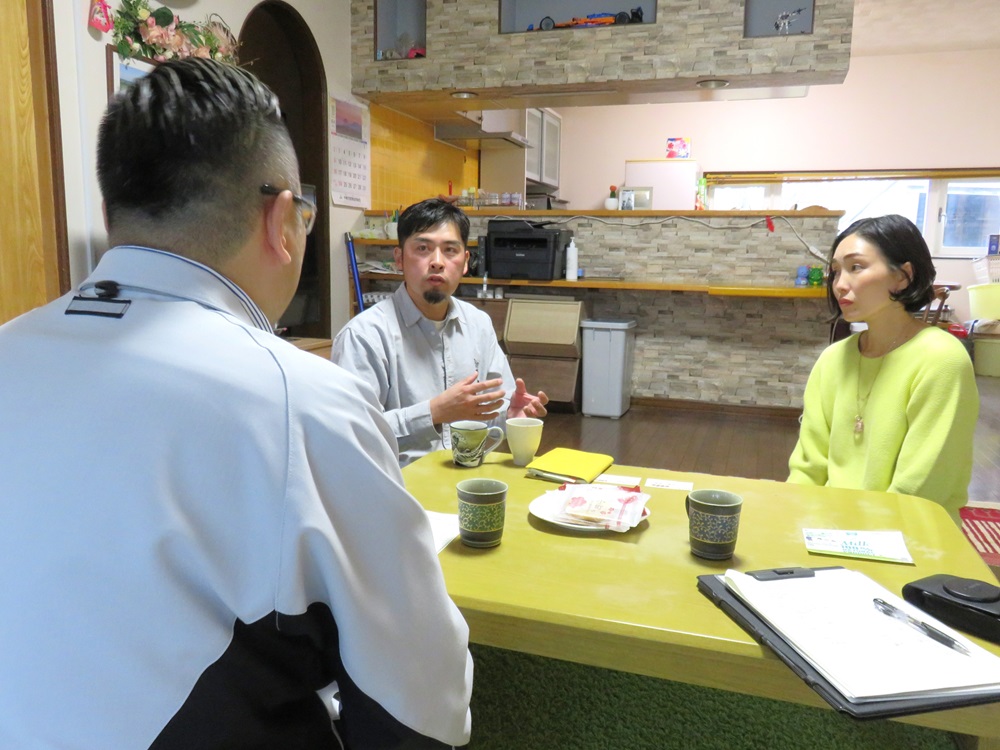 加藤信宏さん（中央）と妻の麻里子さん（右）