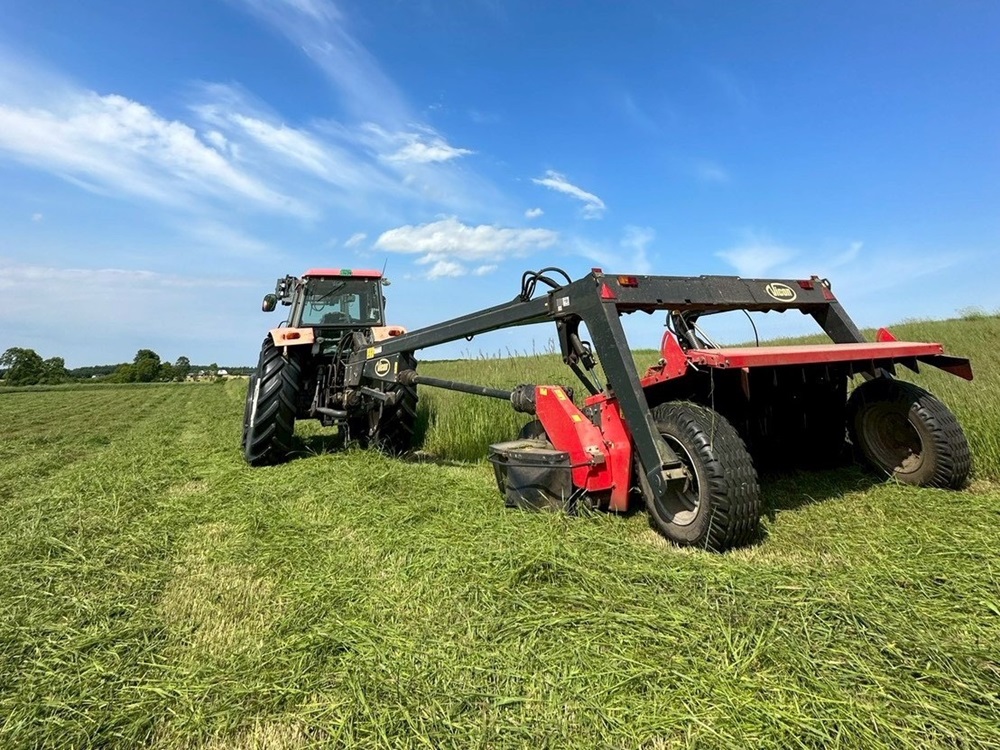 ゆっくり成長する牧草は 生育状況に合わせて収穫＊