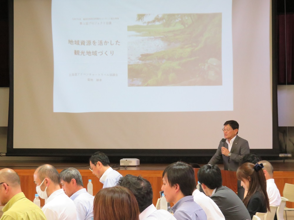 プロジェクト会議であいさつする大石村長