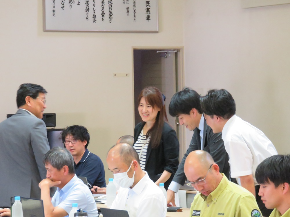 3人の地方創生伴走支援官（右から内閣官房デジタル行財政改革会議の内場参事官補佐、金融庁総合政策局総合政策課矢野課長補佐、内閣府（経済財政運営担当）大藪政策企画専門職