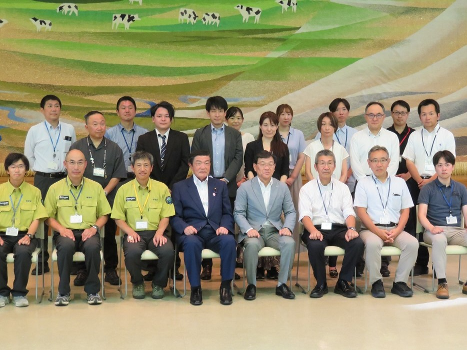 プロジェクト会議で集合写真
