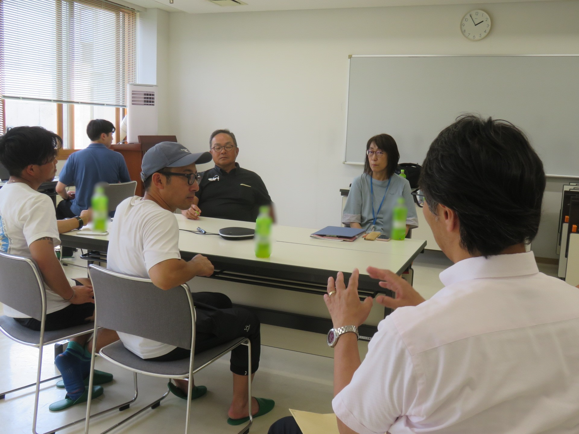 新規就農をめぐる状況を３者に問いかける田中地方参事官（右）