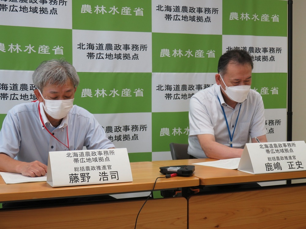情報提供を行う2名の総括農政推進官