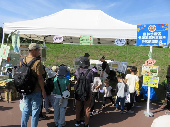 出展ブースへ訪れた来場者の様子