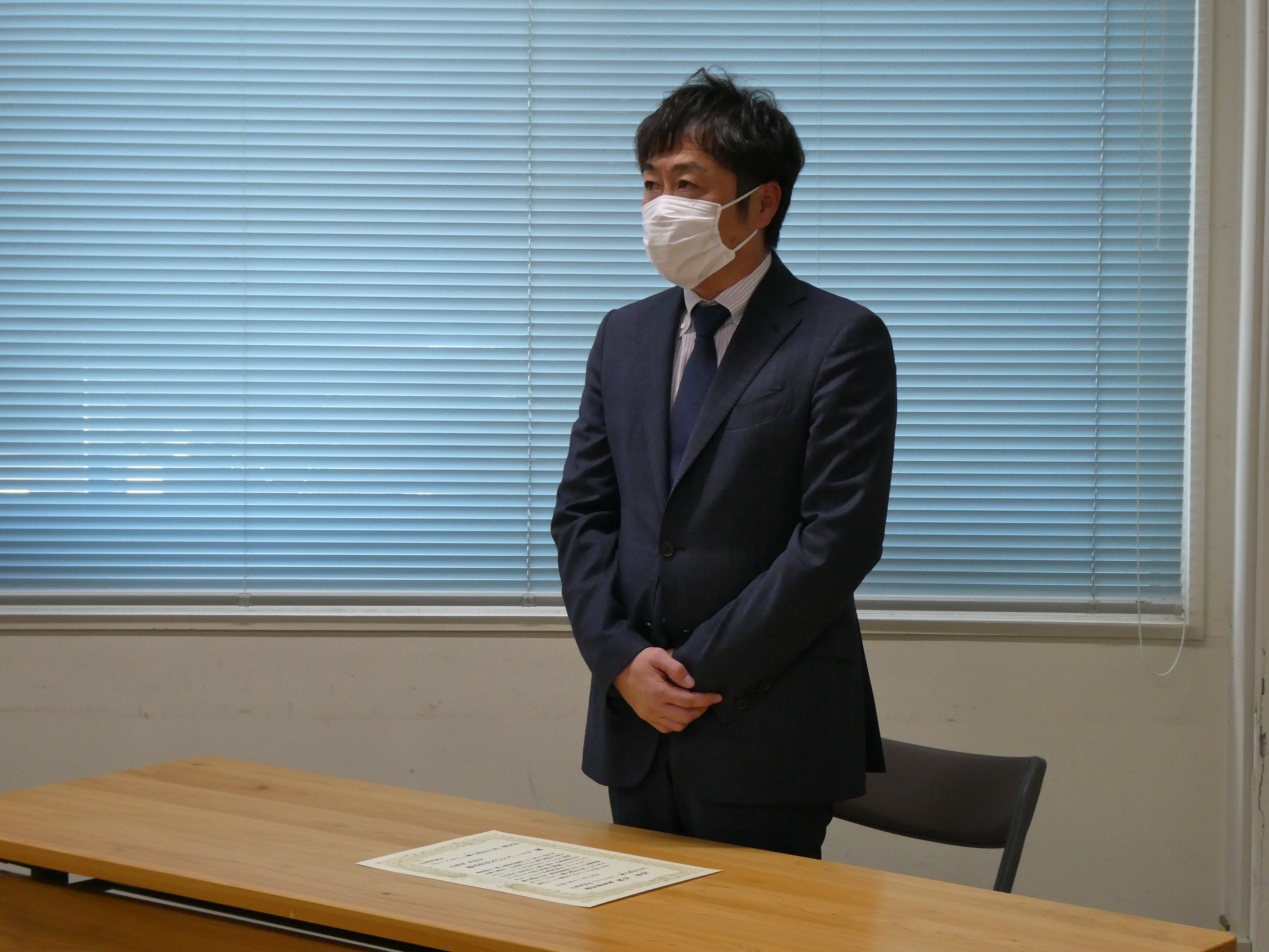 スピーチを行う岡崎代表取締役