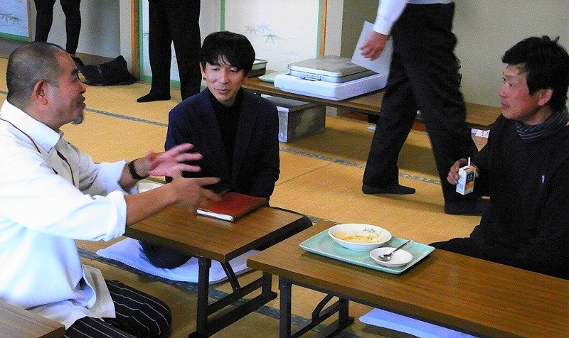 地元関係者と語らう中野秀明シェ