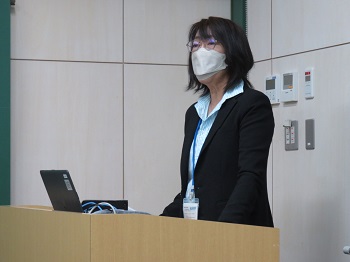 「６次産業化と農山漁村発イノベーションの推進」について説明する蝦名総括農政業務管理官