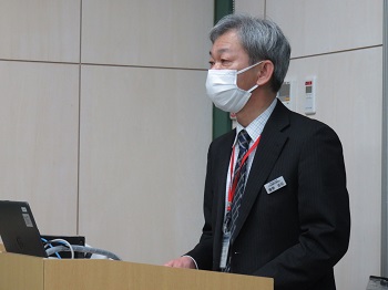 「みどりの食料システム戦略」などについて説明する藤野総括農政推進官
