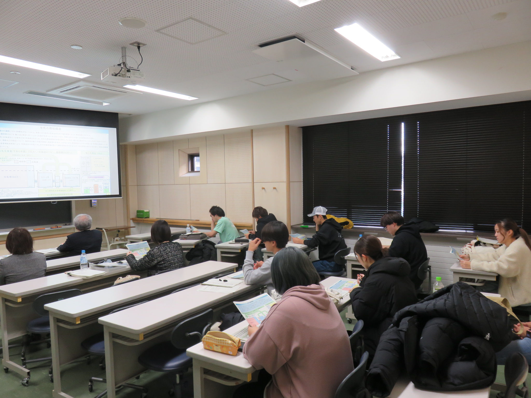 熱心に講義を聴く学生①