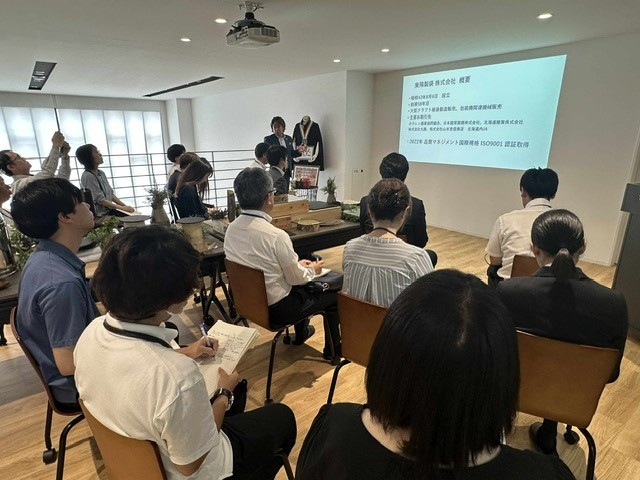 長原覚代表取締役から説明を聞く参加者
