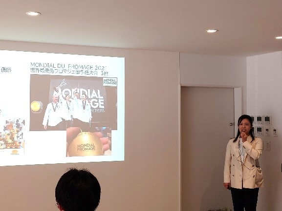 チーズコンテストを語る長原ちさと取締役