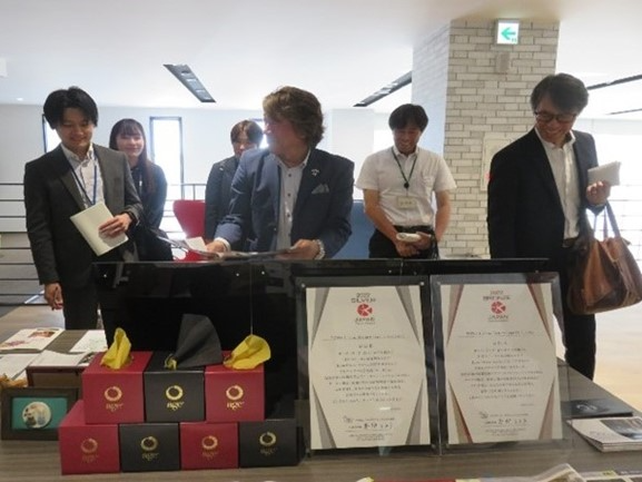 長原覚代表取締役（右３番目）と意見交換する様子