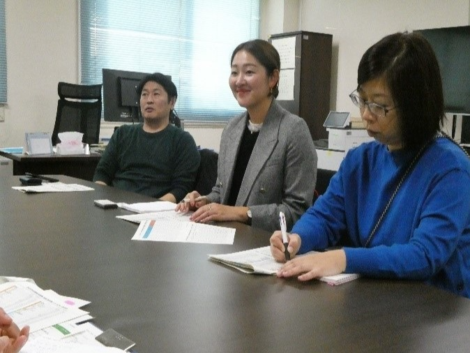 抹茶の事業について語る高澤プロジェクトマネージャー（左）