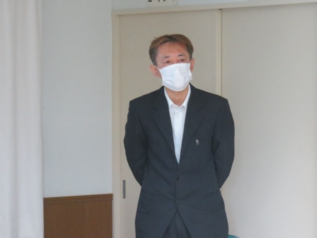 「畜産・酪農をめぐる情勢」、「農業経営をめぐる情勢」について説明する後藤田総括農政推進官