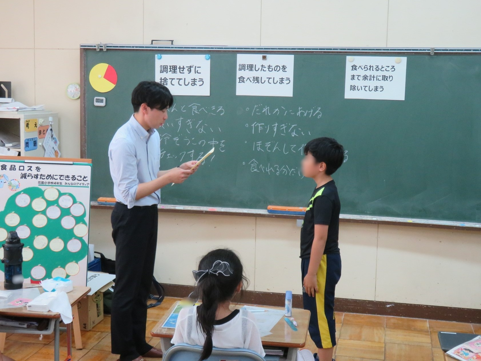 クラスを代表して「食品ロス削減博士」認定証を受け取る学級委員長