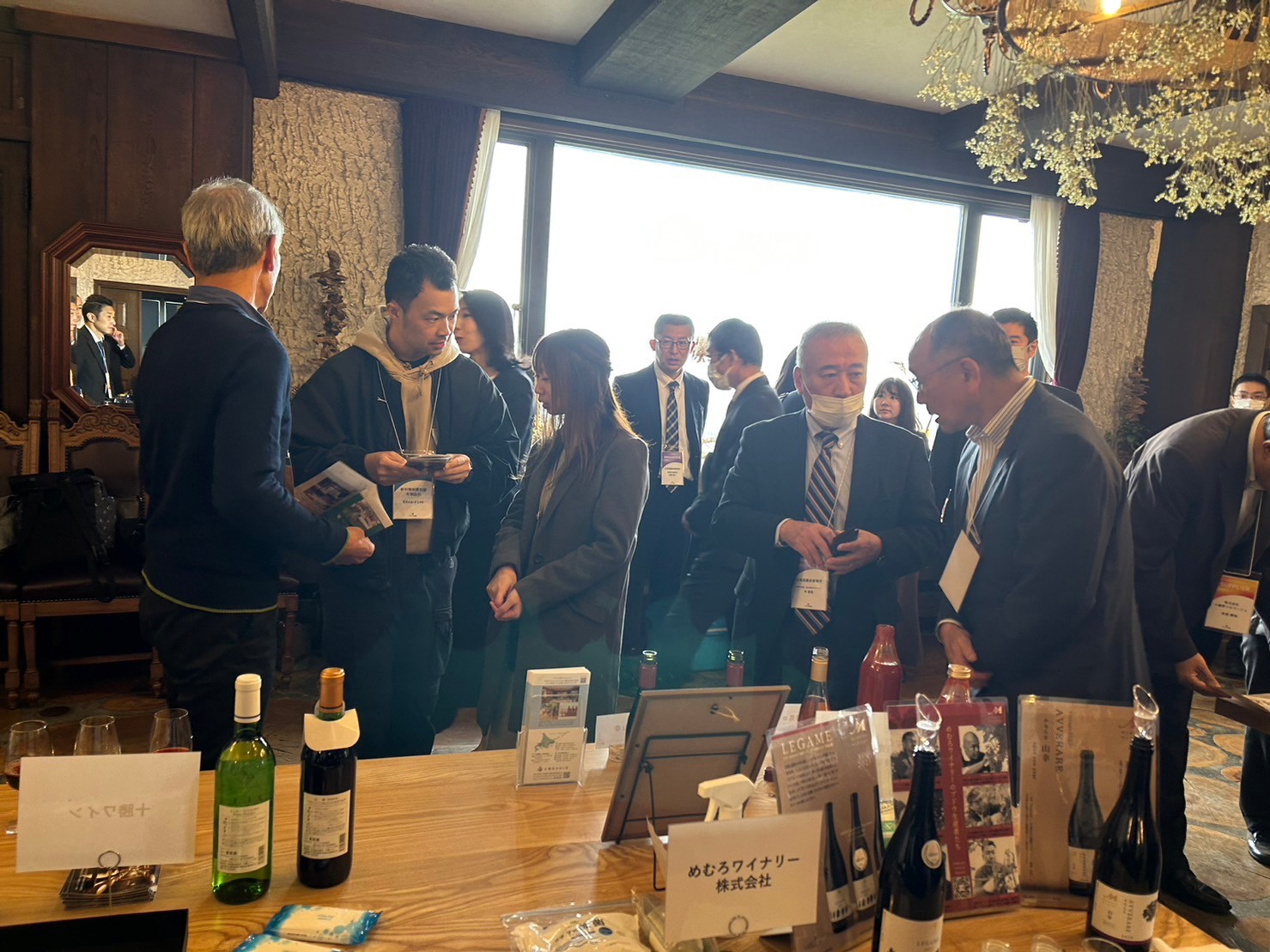 国内外商社・バイヤーが十勝地方の産品を試飲・試食する様子