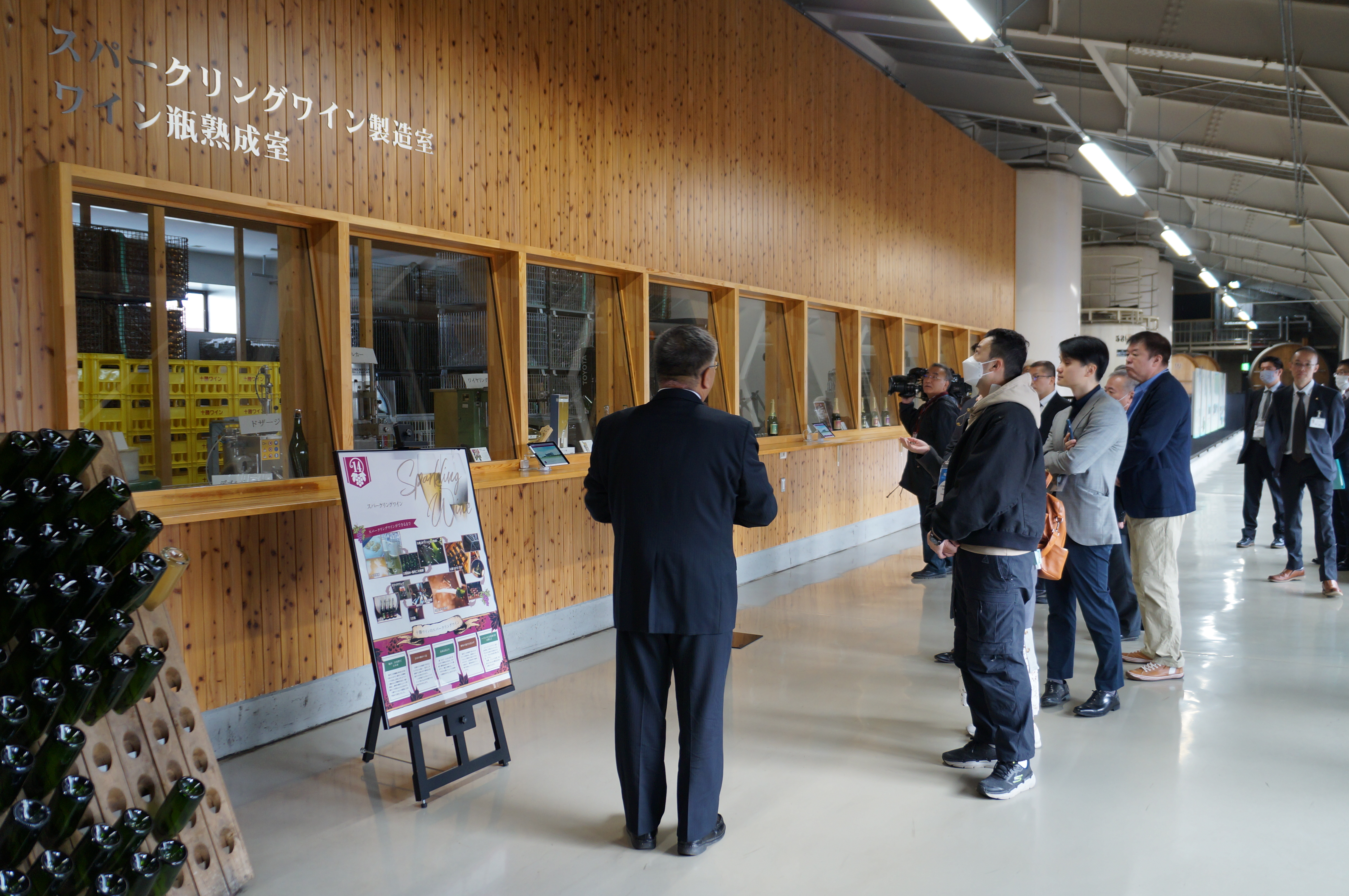 国内外バイヤーがワインの製造室を見ている様子