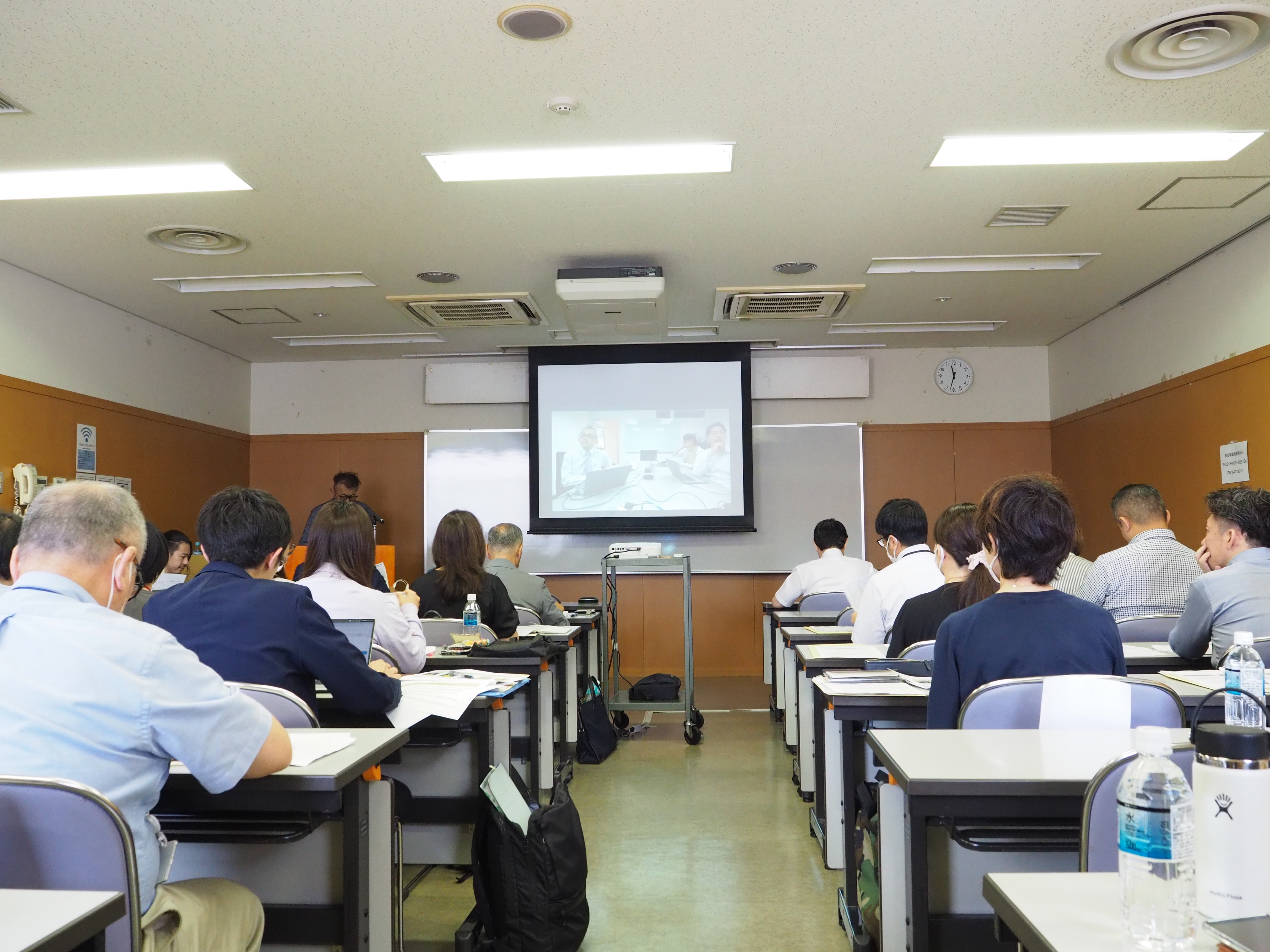 セミナーを聴講する参加者