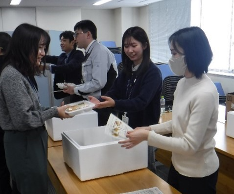 お渡しの様子