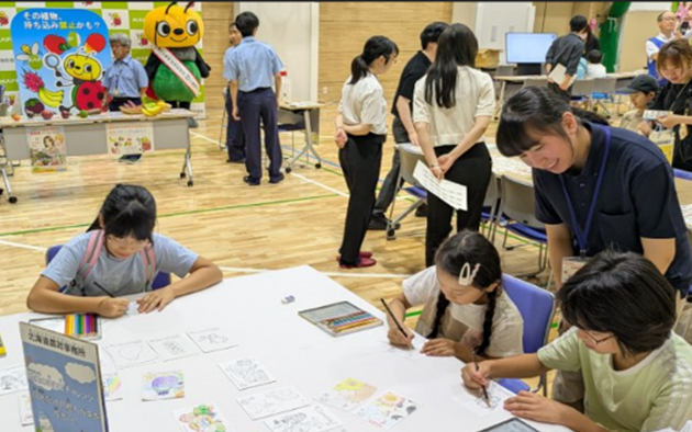 絵ハガキを作っている様子