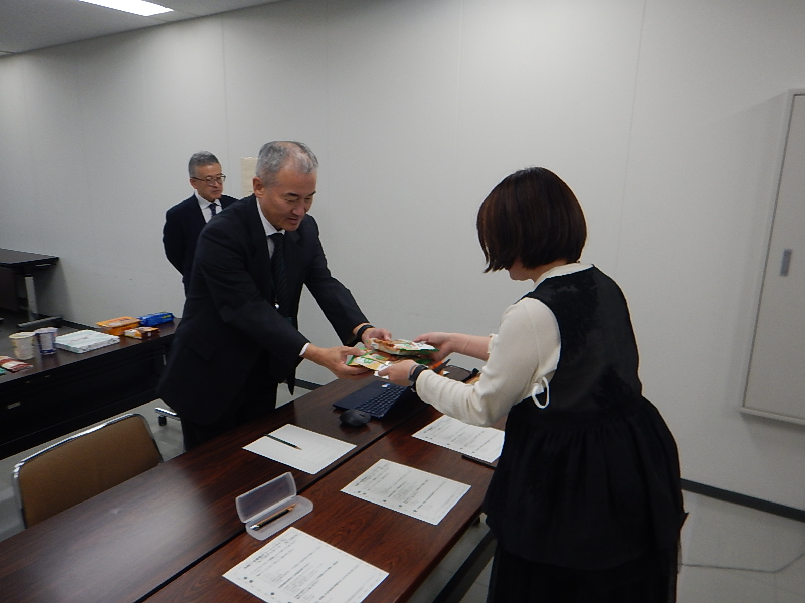 札幌第１合同庁舎で食品の受渡を行う様子