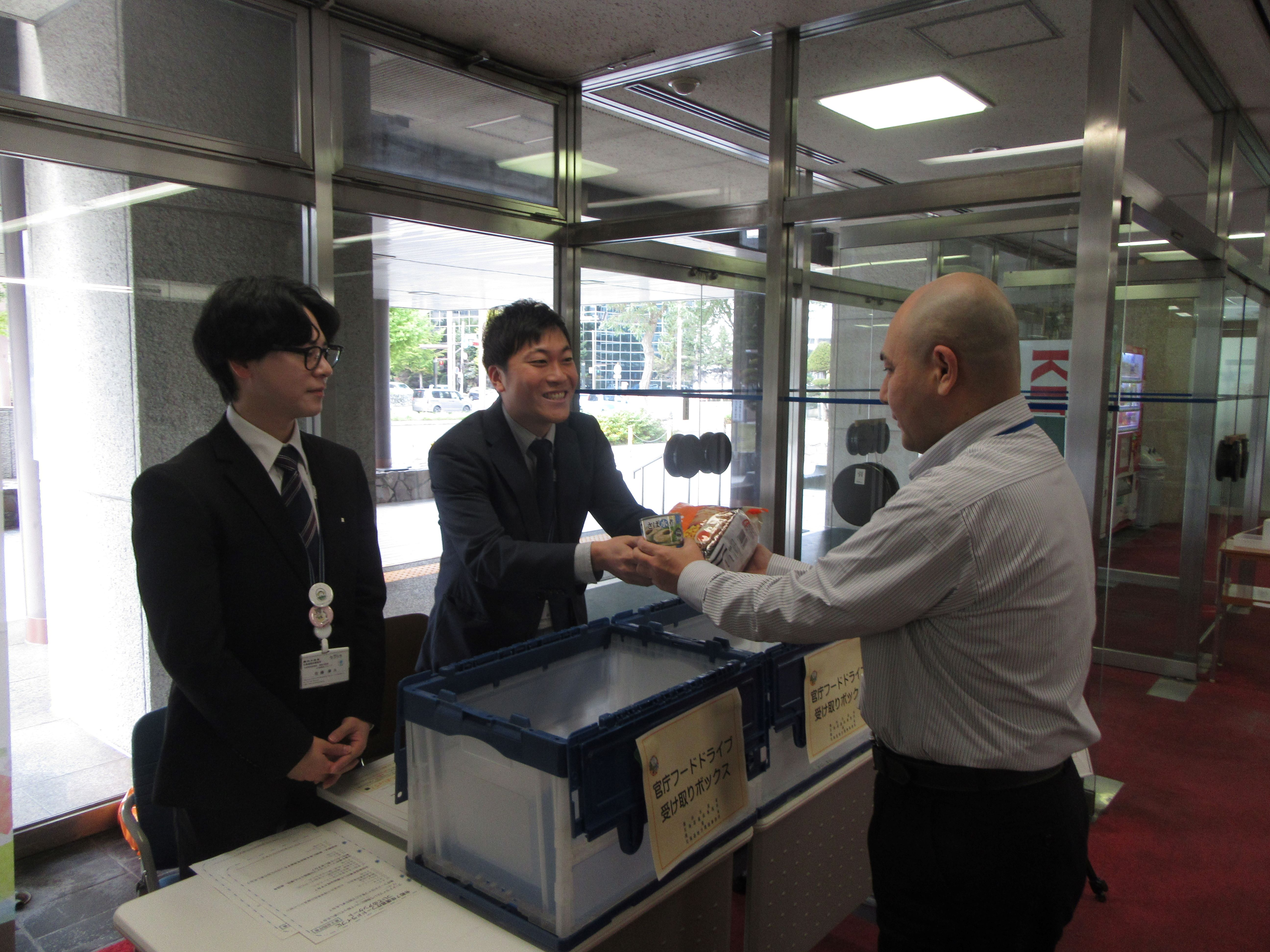 札幌第２合同庁舎で食品の受渡を行う様子