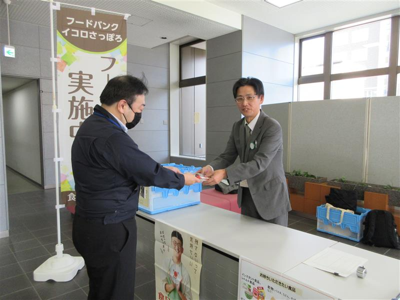 札幌第３合同庁舎で食品の受渡を行う様子