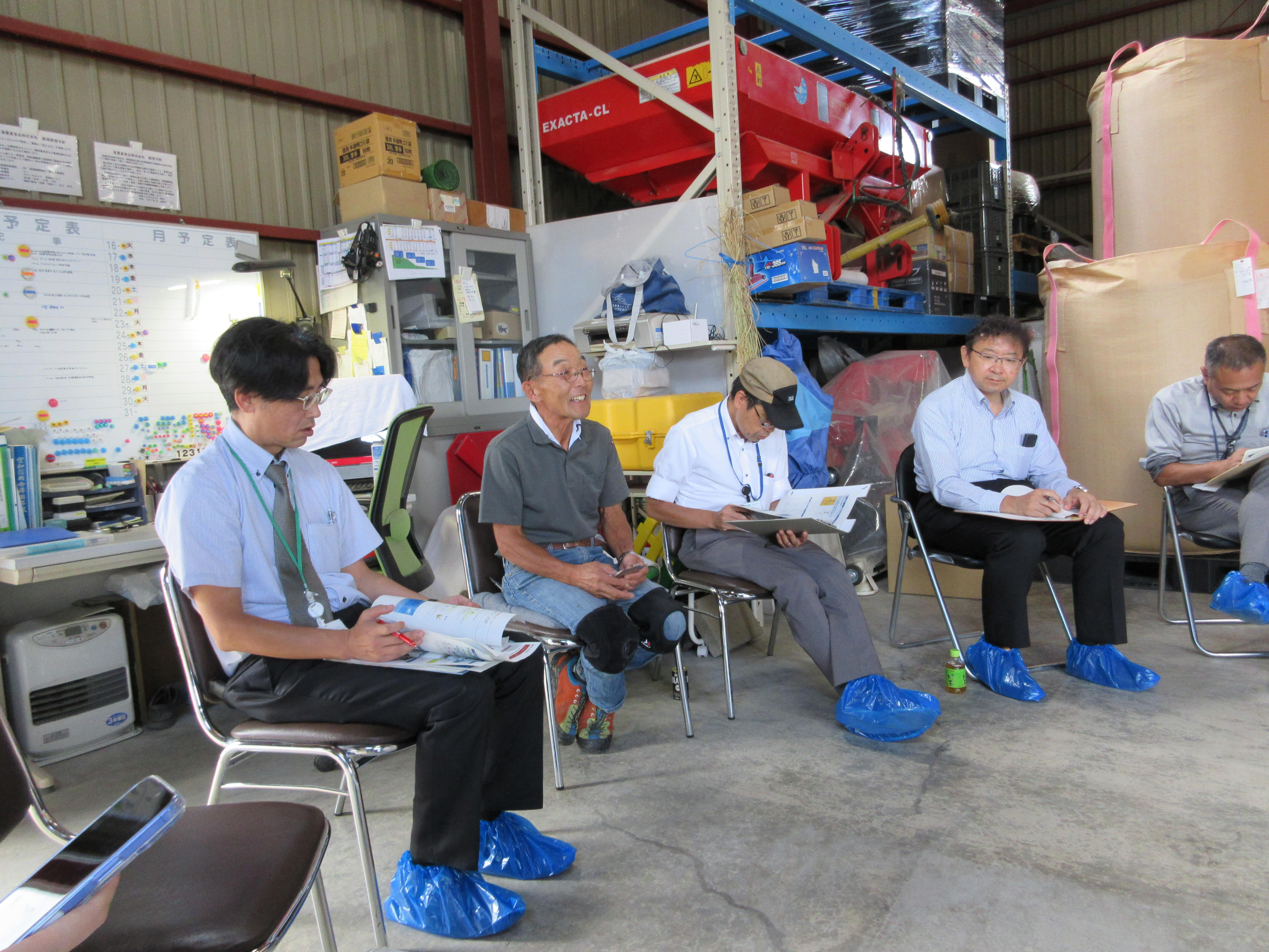 峯農産食品(株)の取組を説明する峯代表（左2人目）