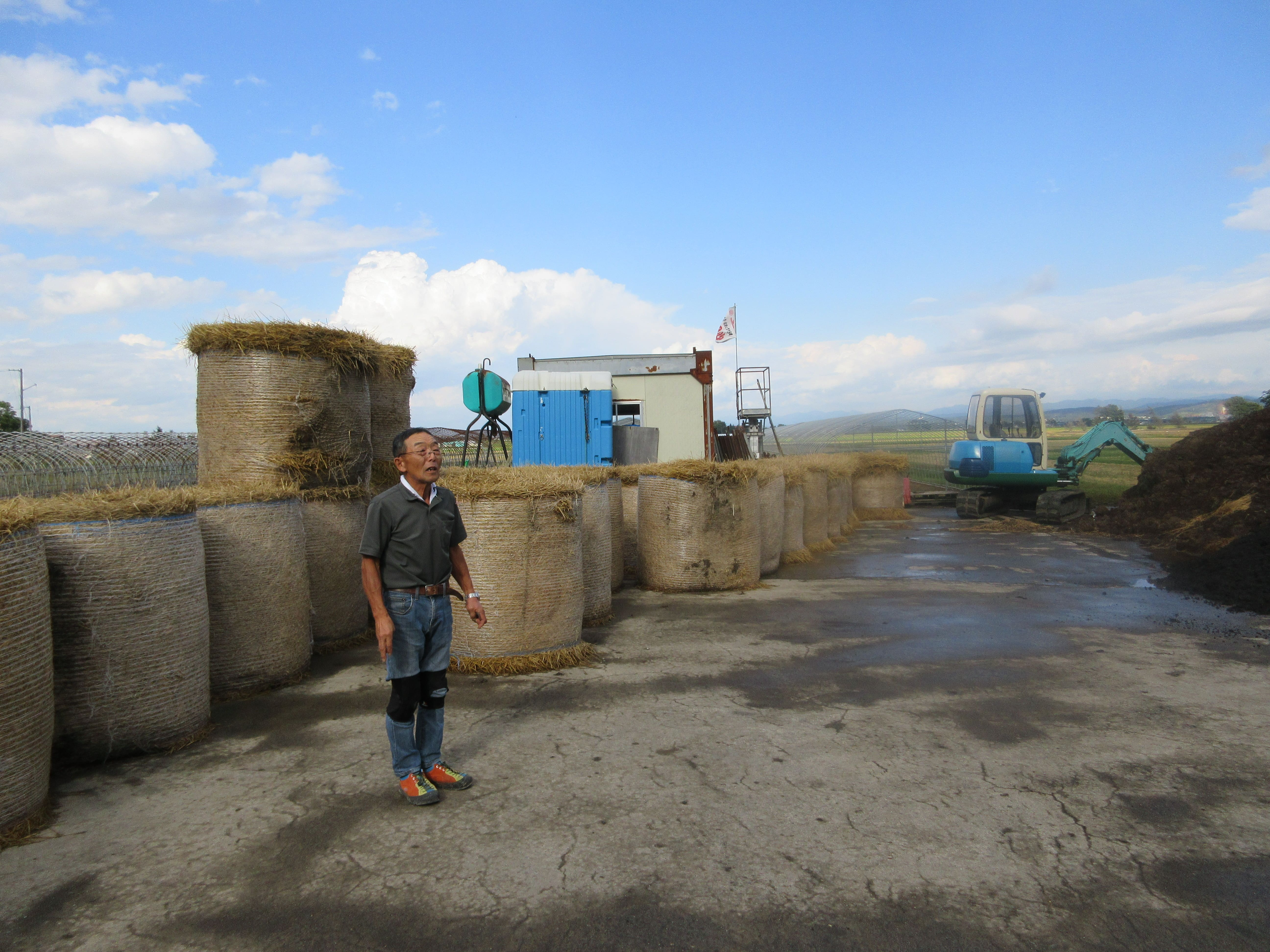 峯農産食品(株)で汚泥肥料の説明をする峯代表