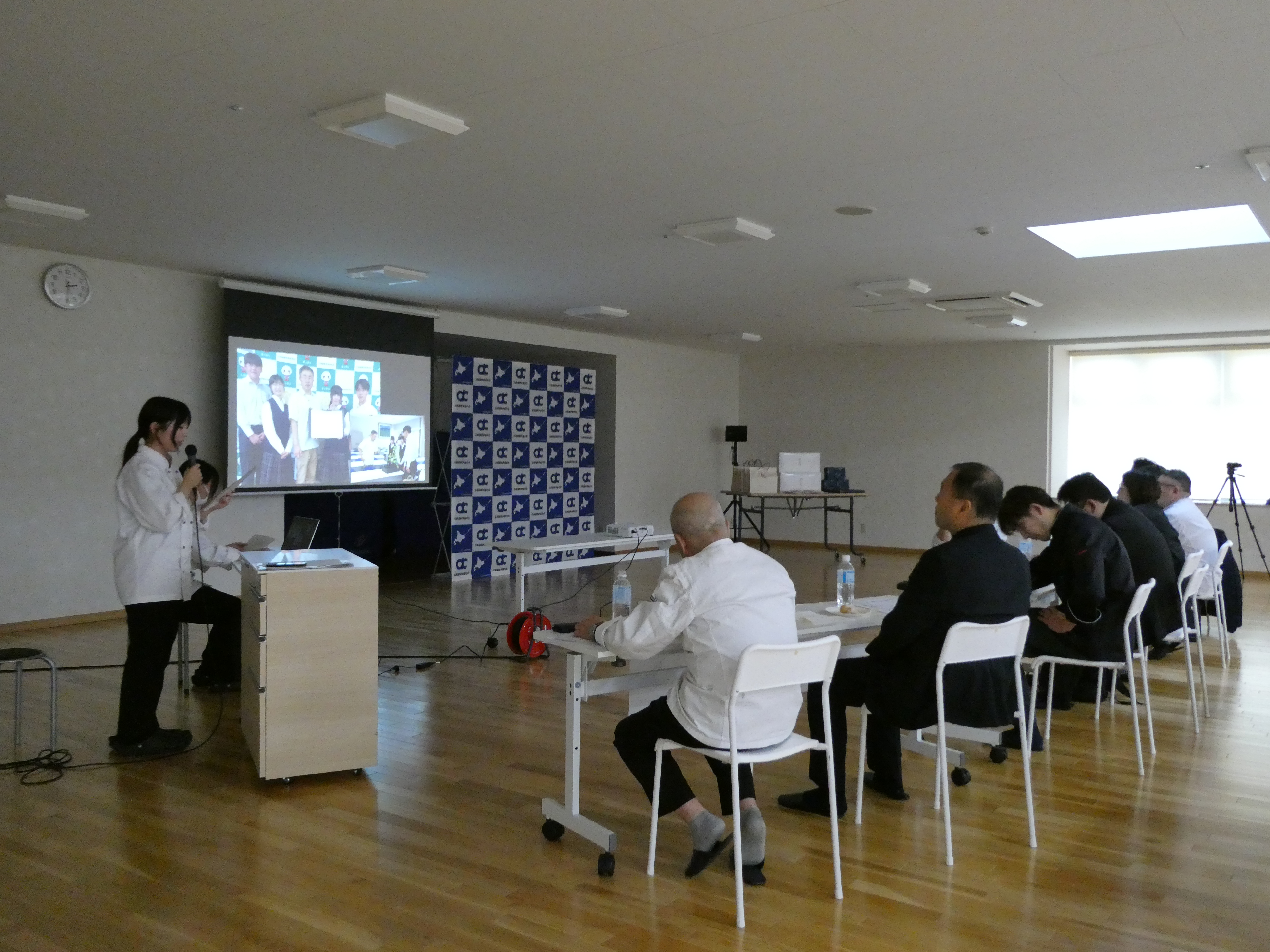 プレゼンをする参加チーム