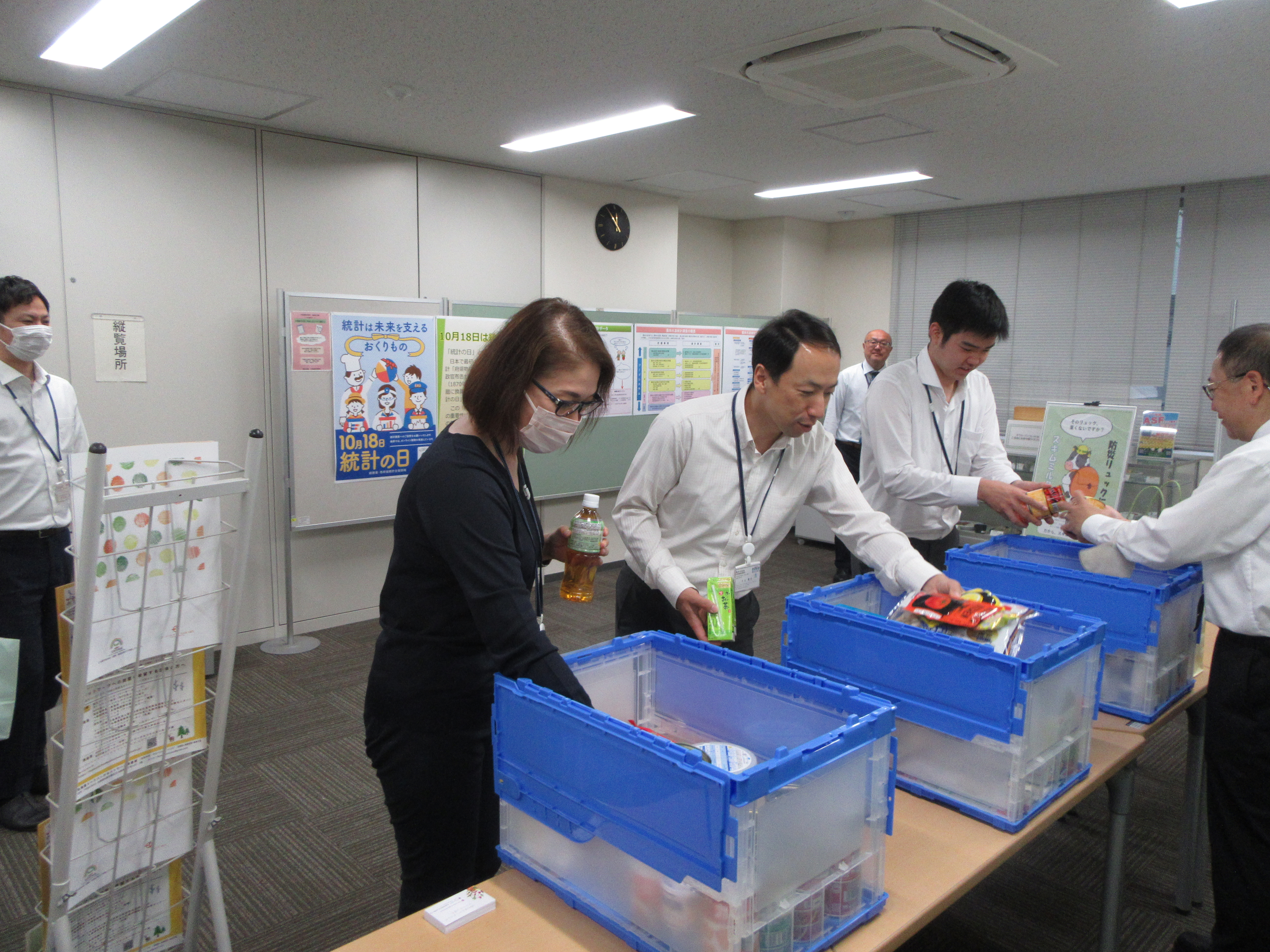 持参した食品を箱に入れる職員