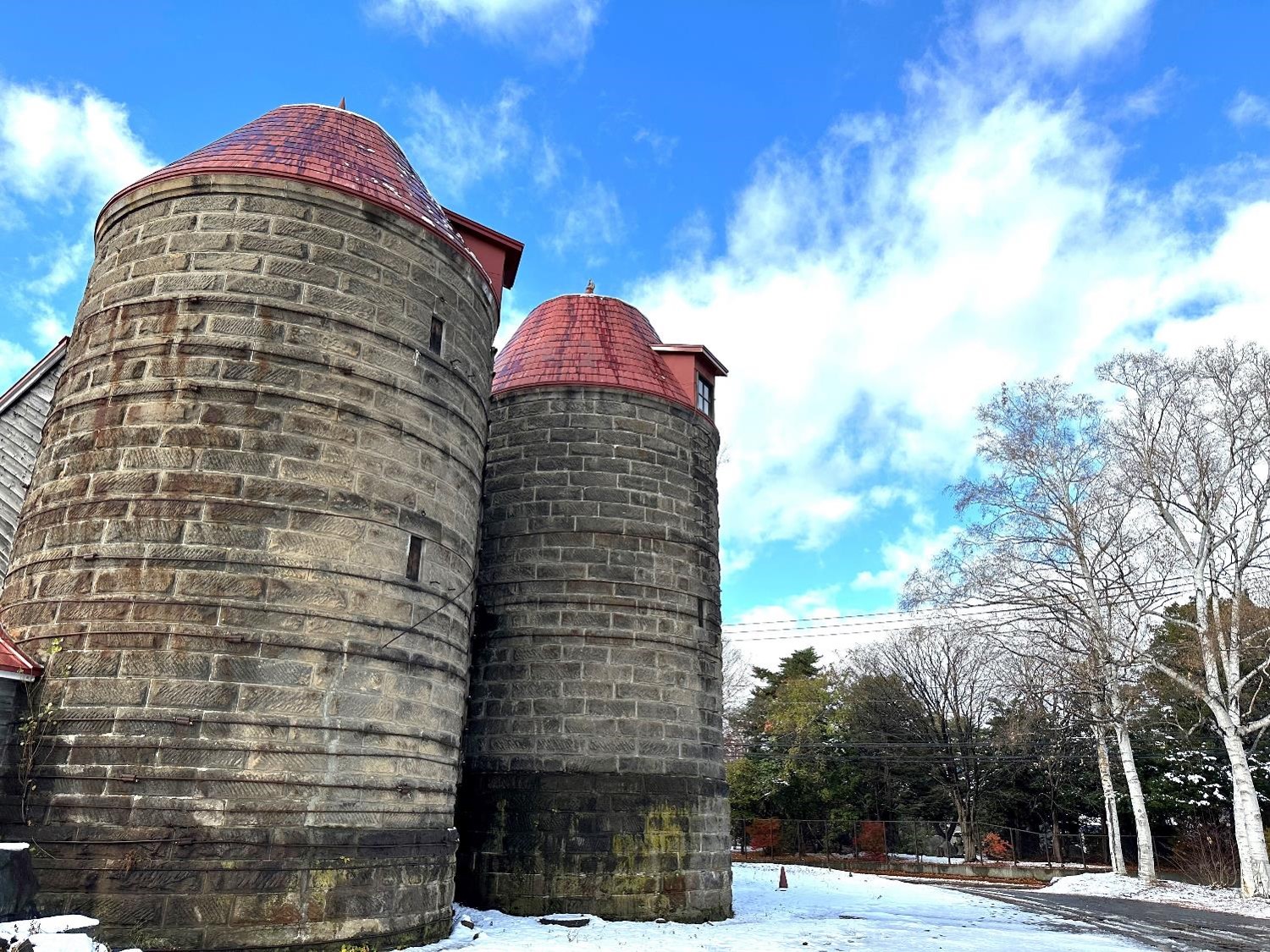 札幌の初冬にたたずむサイロ