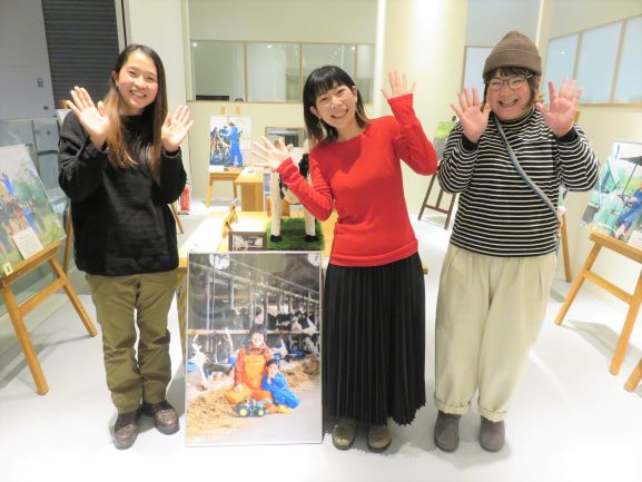 講師の籔内さん、名塚さんと大阪から駆けつけてくれた共同撮影者の写真家横井さんとの3ショット