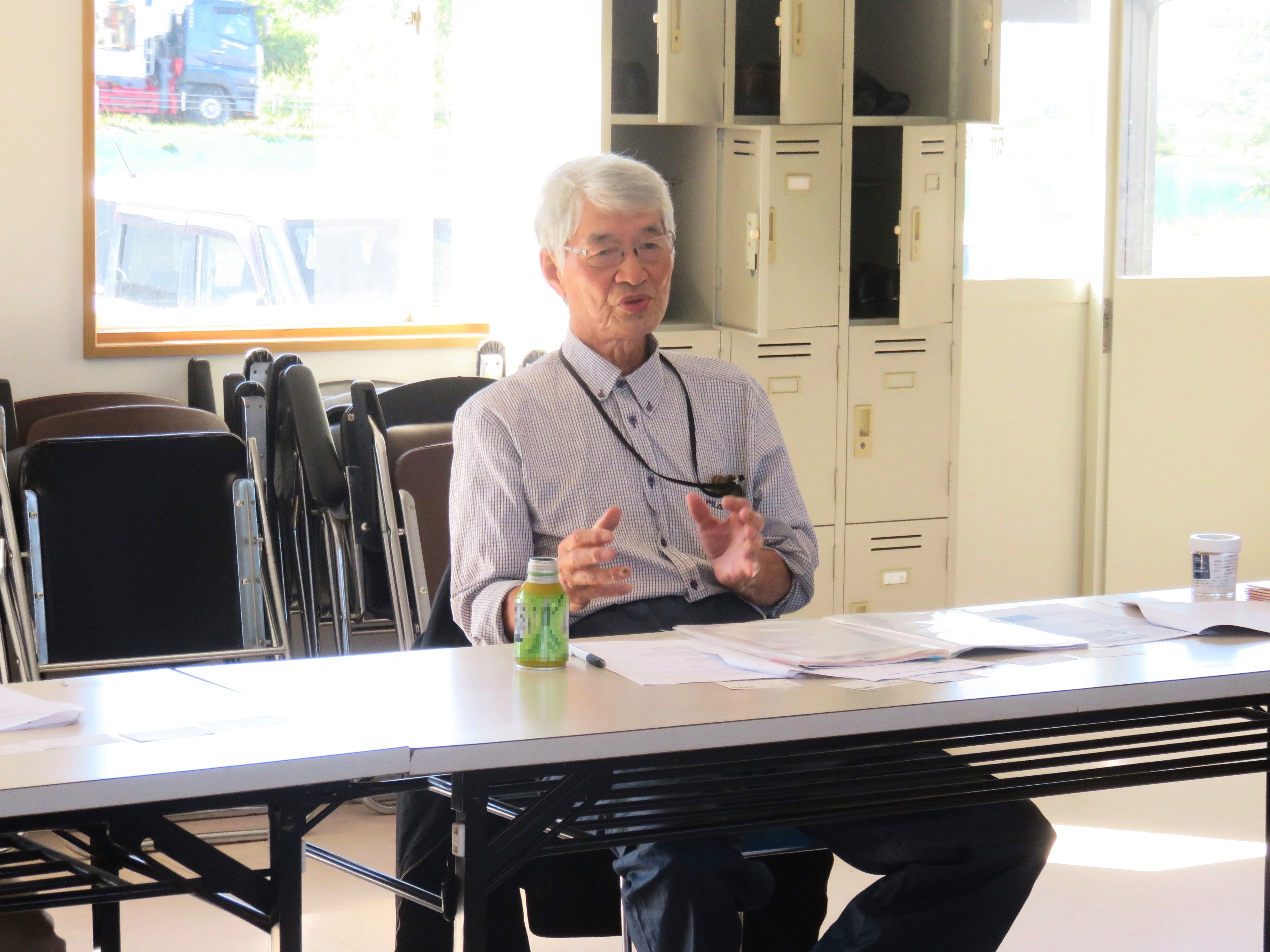 説明を行う余湖代表