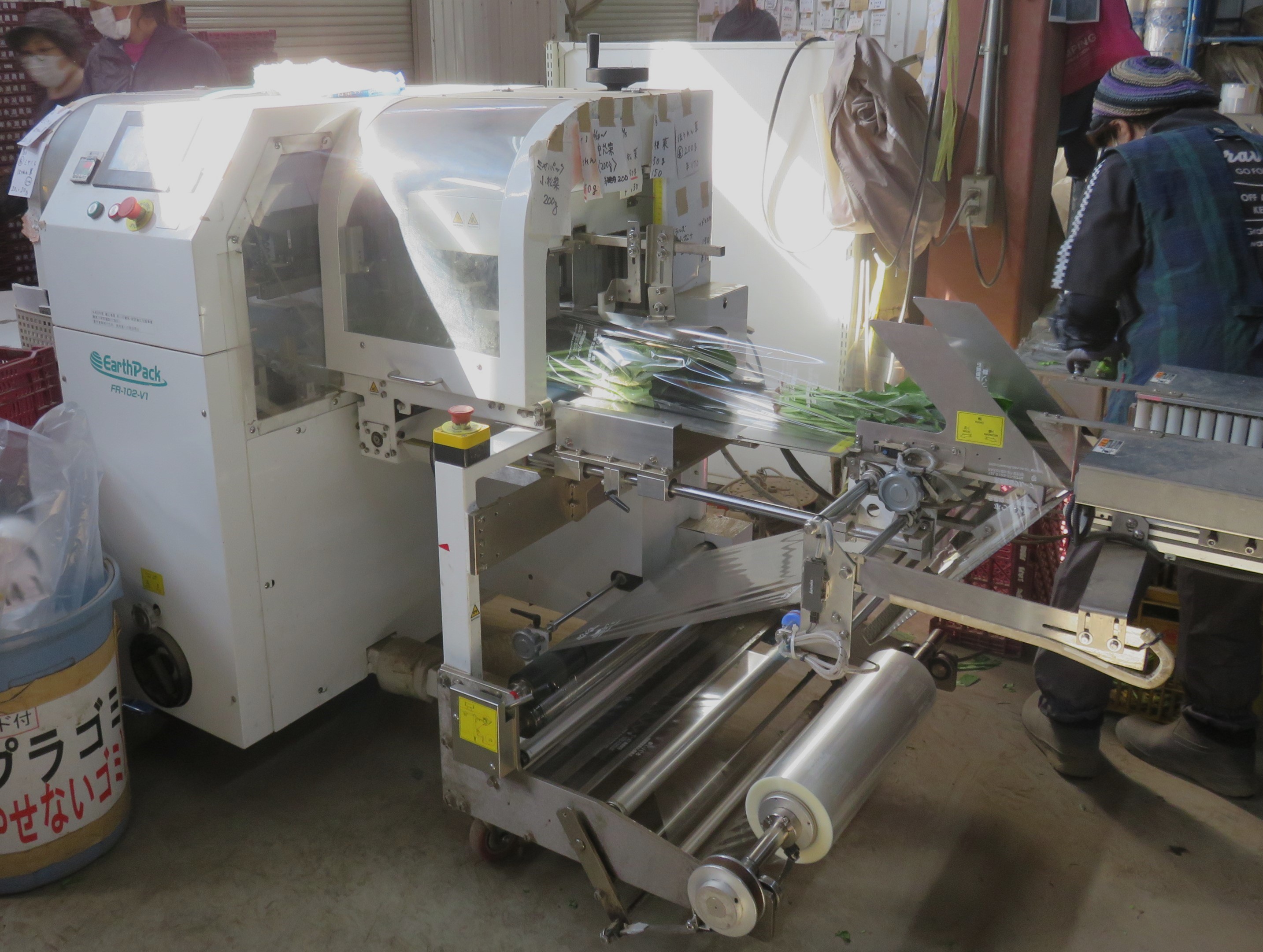 ほうれん草の袋詰め作業