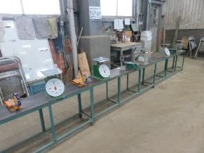グリーンアスパラを計量する秤が並べられています
