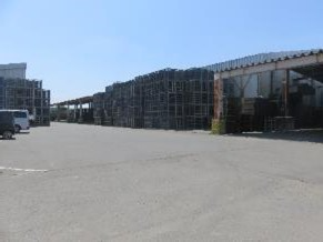 やさい集出荷センター内には沢山のコンテナが並べられていました