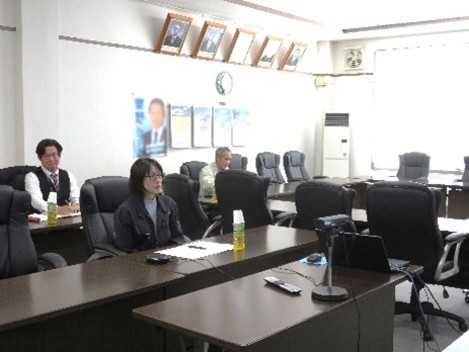 会議中の椿理事