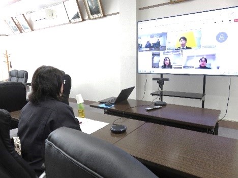 会議中の椿理事