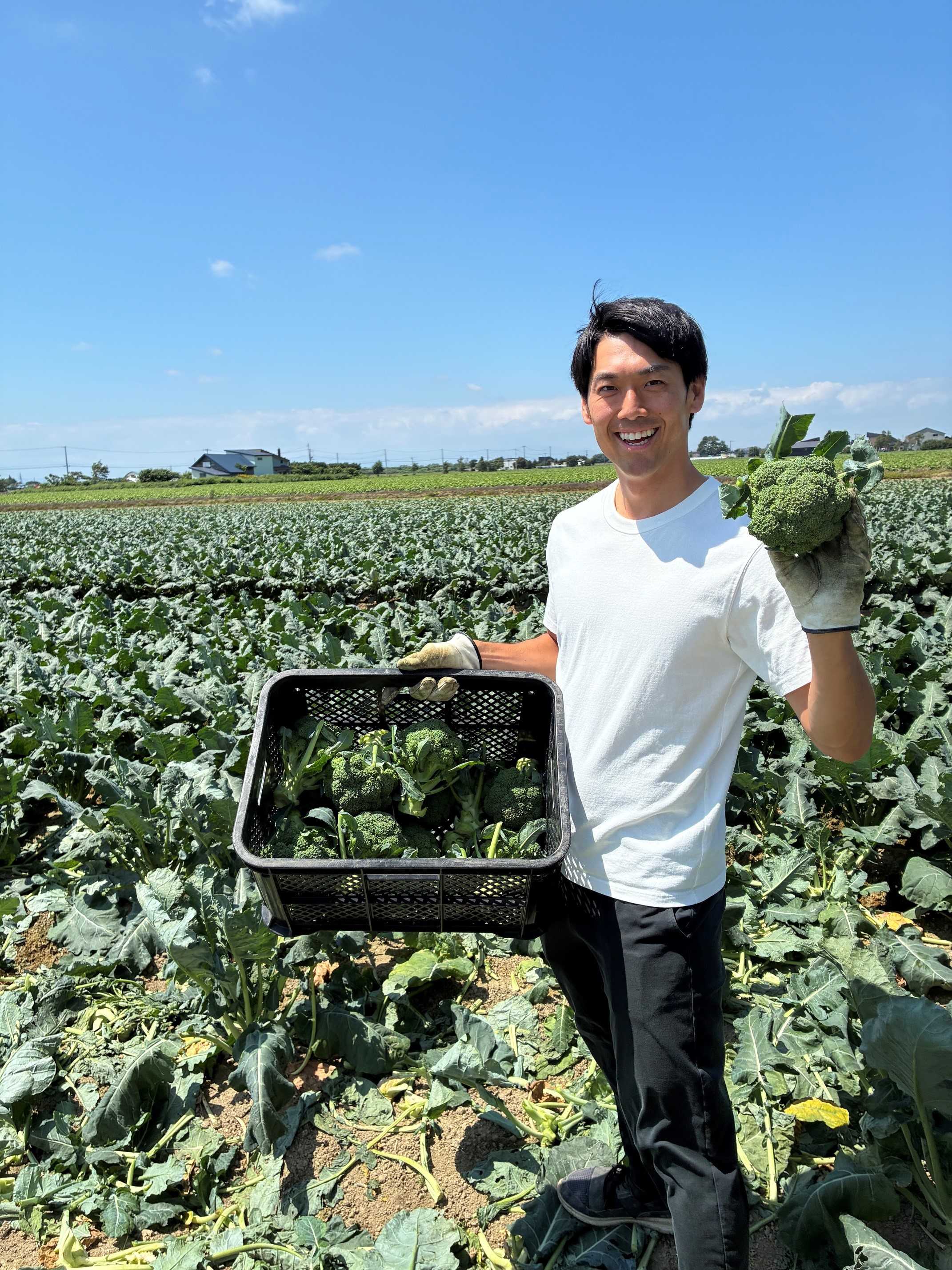 桃野さんと鮮やかな花蕾のブロッコリー