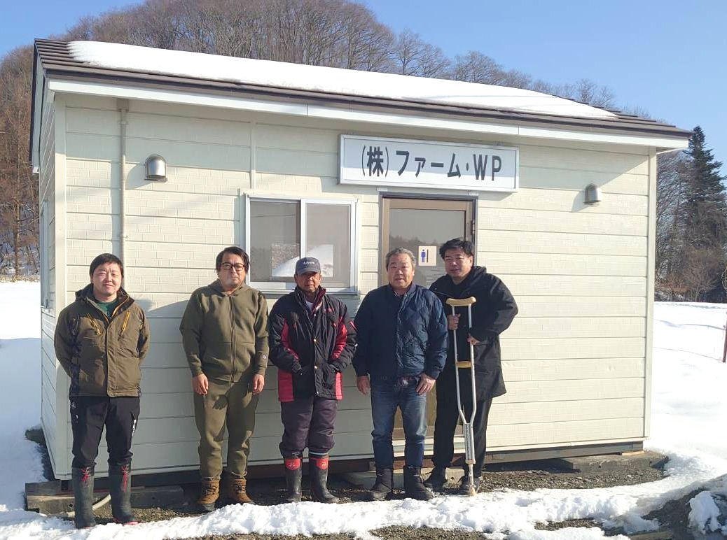 まつもと牧場こぶ黒の看板と牧場風景