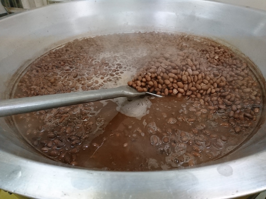 豆を煮ている様子
