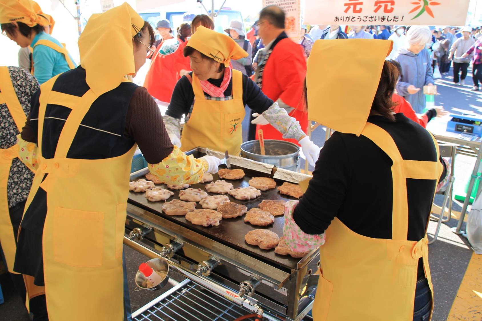 でんぷん団子を焼いている様子