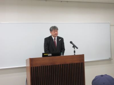 講演を行う岡本地方参事官