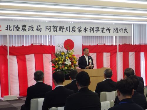 式辞を述べる植野局長
