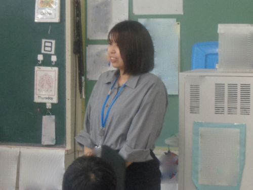 感想を述べる職員