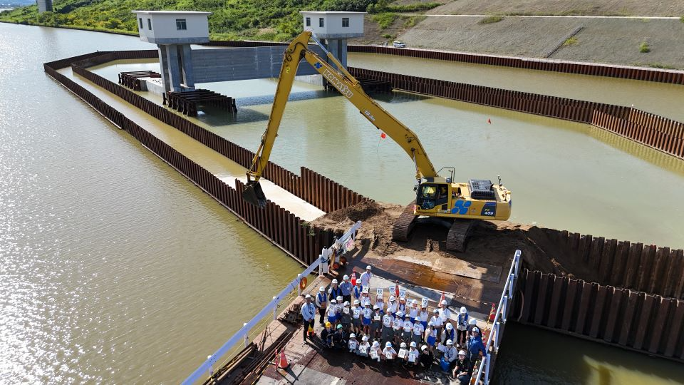 防潮水門前での集合写真
